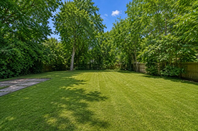 Building Photo - Updated 2 Bedroom Rental with Large Backyard