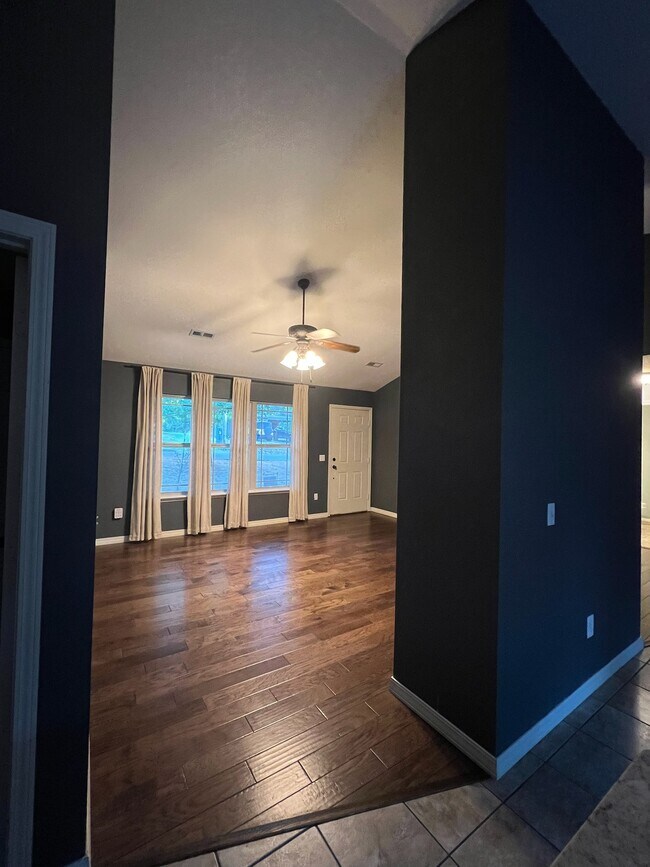 Building Photo - 22 Lyndhurst Dr