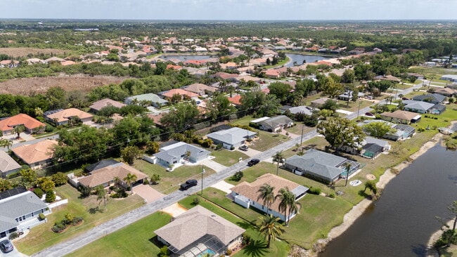 Building Photo - 153 Hourglass Dr