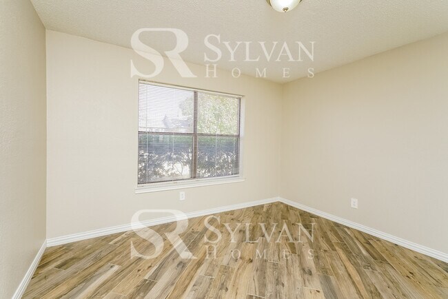 Building Photo - Fall in love with this 3 bedroom, 2 bathro...