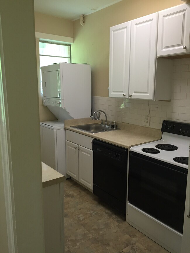 Kitchen with Washer/Dryer - 1726 Saint Mary St