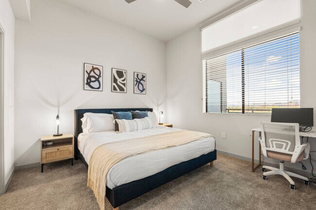 Building Photo - 711 W Broadway Rd