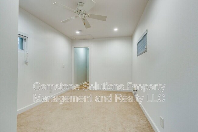 Building Photo - 221 Adams Ct