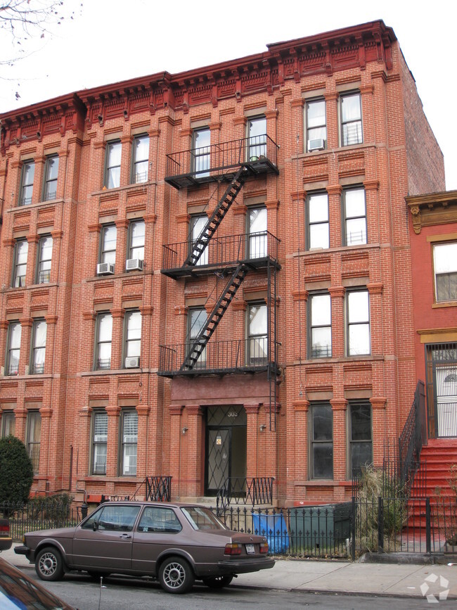 Building Photo - 303 Putnam Ave