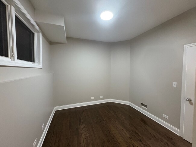 Building Photo - Spacious 2BD/2BA w/ High Ceilings + Modern...