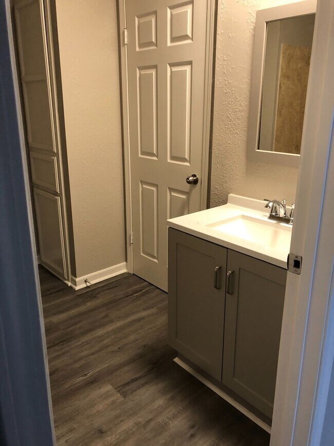 Building Photo - 2BR Units in Gonzales  $975