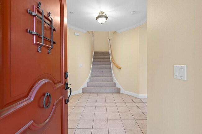 Building Photo - Spacious 3 Bedroom, 3 Bathroom Home with P...