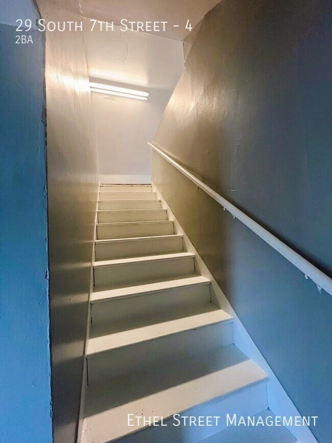 Building Photo - Newly-Updated 2 Bedroom Apartment