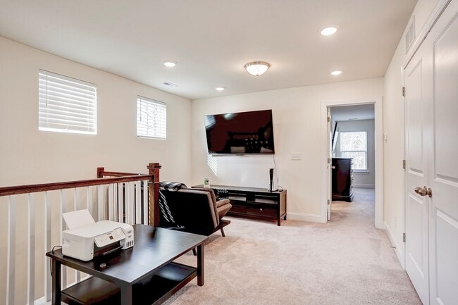 Building Photo - 3 Bedroom Townhouse in Harrisburg with Garage