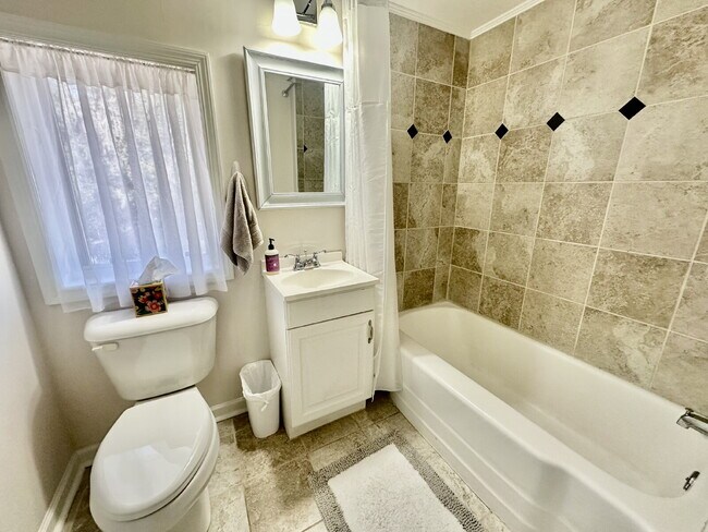 Building Photo - Four Bedroom Waterfront Home on the May River!