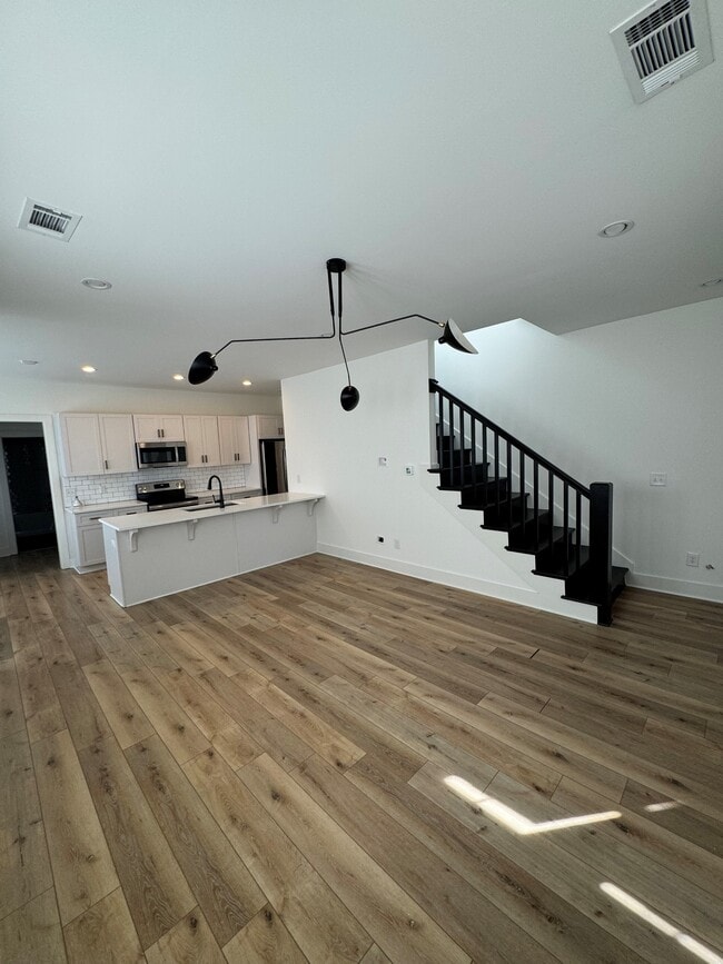 Building Photo - 509 Rosedale Ave