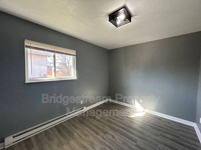 Building Photo - 2101 Val Vista Ct
