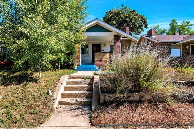 Building Photo - Brick Bungalow near the Zoo!