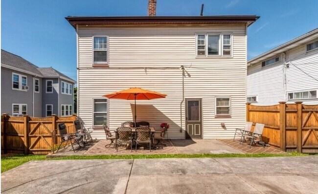 Building Photo - 1181 Saratoga St
