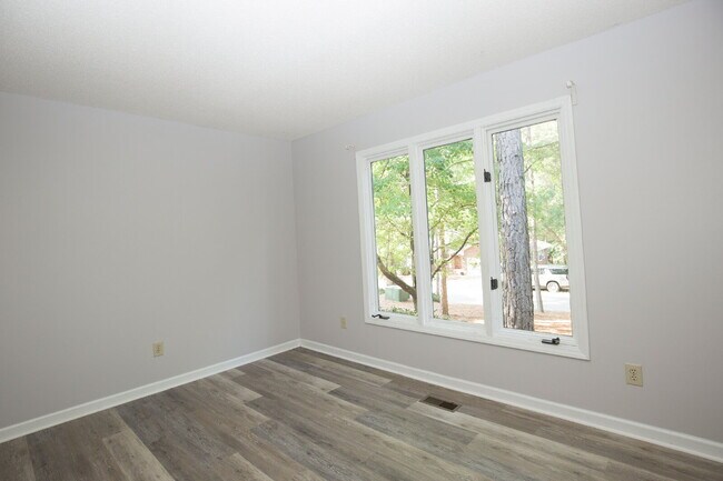 Building Photo - 50 Surry Cir N