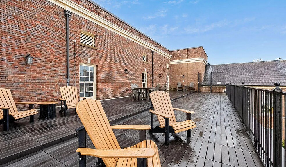 Building Photo - 130 E Glenwood Ave