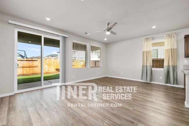 Building Photo - 4224 Roanne Wy