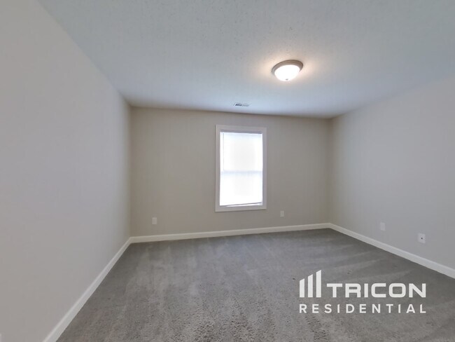 Building Photo - 2990 Parkview Dr