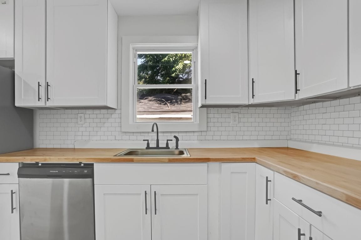 Building Photo - 636 W 48th St