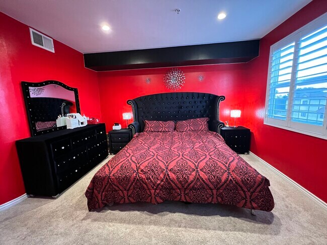 Spacious luxury master bedroom - 89 E Commonwealth Ave