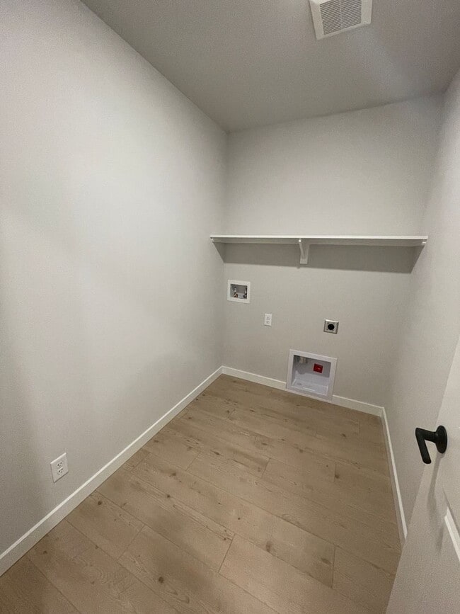 Building Photo - 3bd/3.5ba Shoreline Townhome