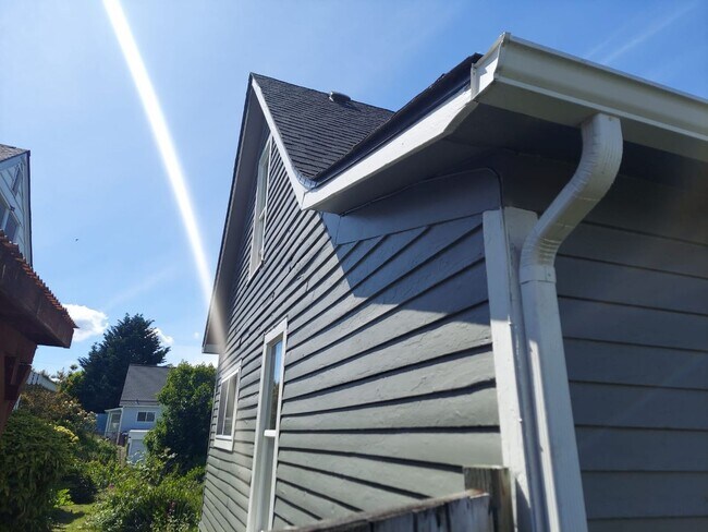 Building Photo - Charming Tacoma Home on a Peaceful Corner Lot!