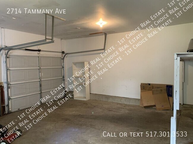 Building Photo - Spacious 3-BDR 1.5-BTH Duplex w/ Garage & ...