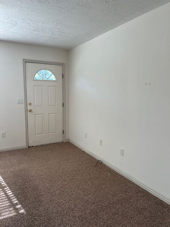 Building Photo - 2 bed 1.5 bath unit in the Meadows