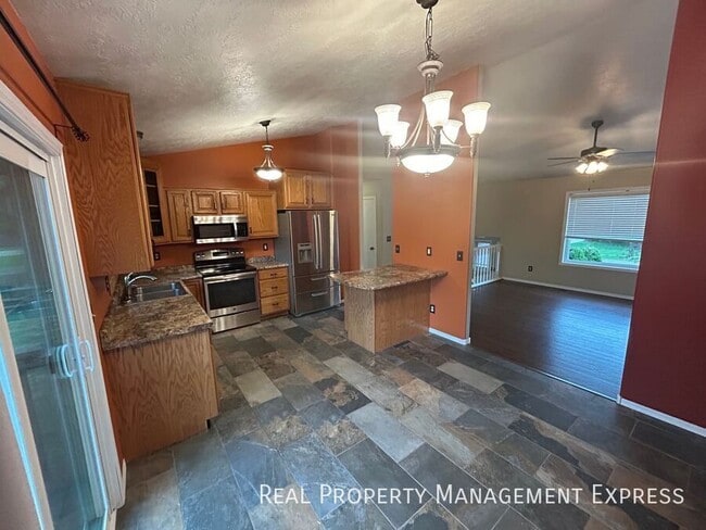 Building Photo - 4 Bedroom 2 Bathroom in SW Sioux Falls