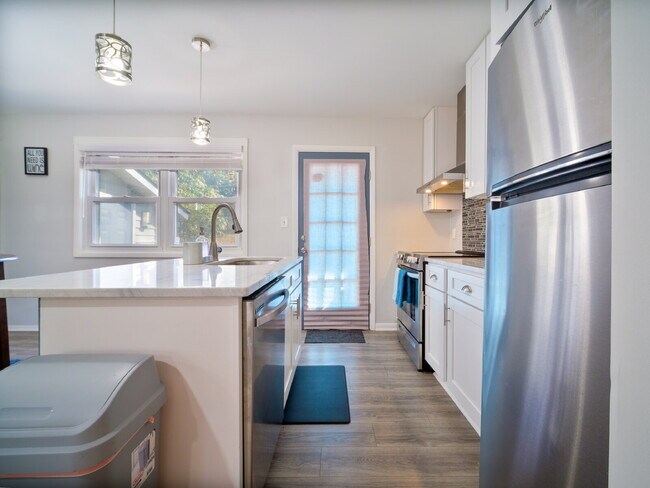 Building Photo - "Charming 2-Bedroom Retreat with Granite Elegance on Thornton Road!"