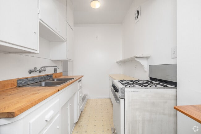 1BR, 1BA - 950SF - Kitchen - 925 1/2 Tularosa Dr