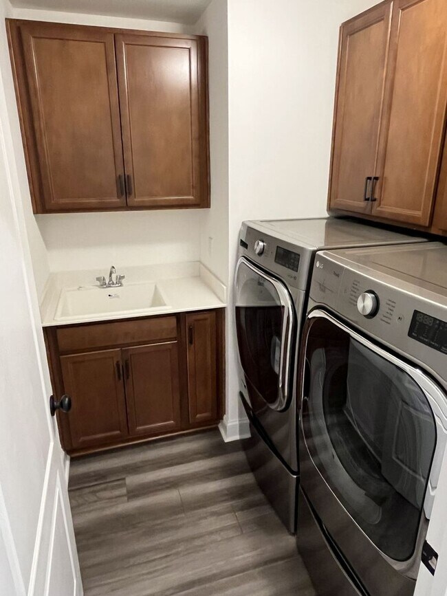Building Photo - Spacious 5 Bed home in Stallings