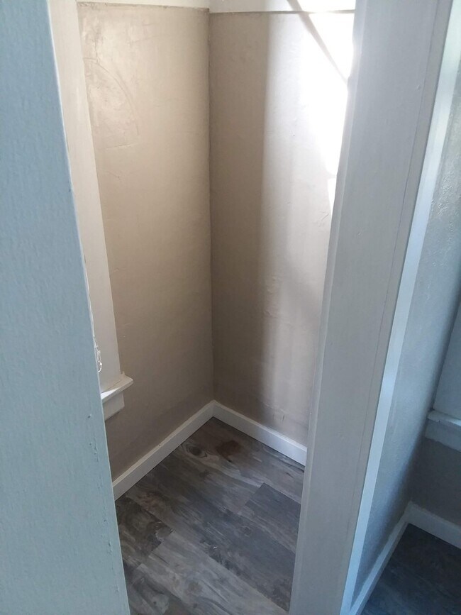 Building Photo - Cap Hil Adorable 1 Bedroom Available Now!