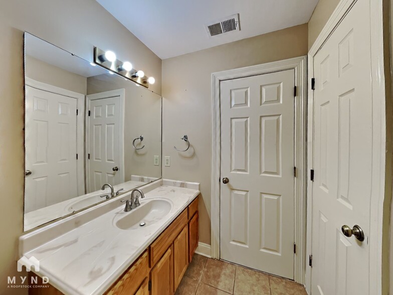 Building Photo - 2634 Bay Pointe Cir W