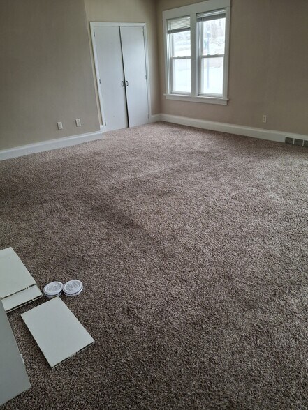 large living room - 125 Kettle Moraine Dr S