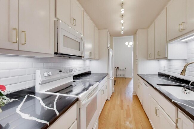 Building Photo - 1402 N La Salle Dr