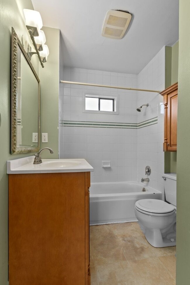 Building Photo - 3bd/1.75ba Seattle Home