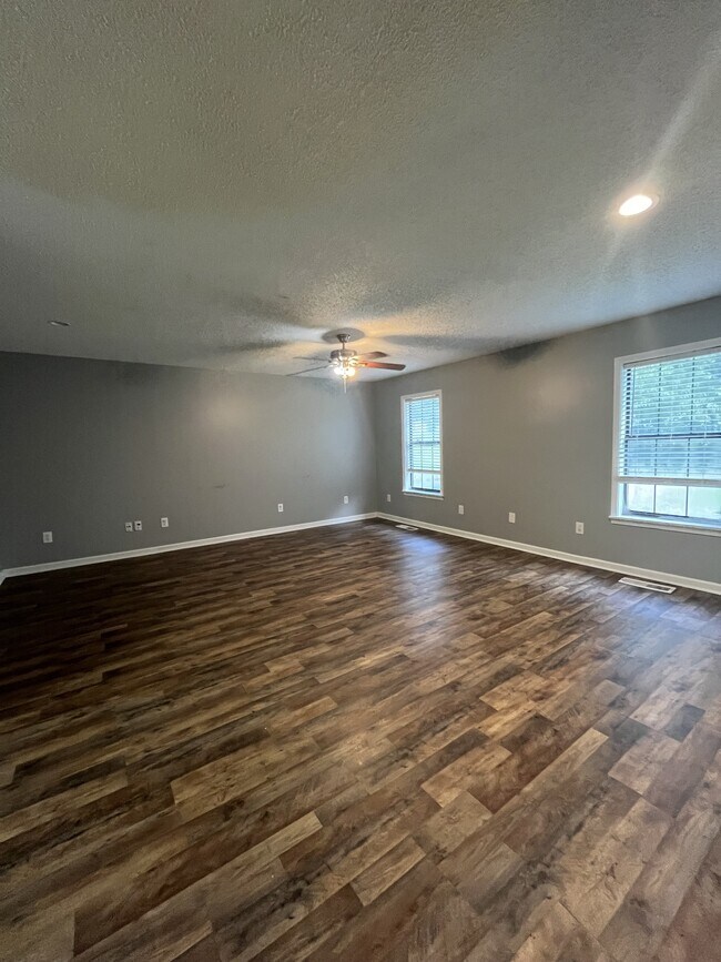 Building Photo - 261 Becks Ln