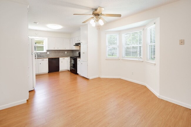 Building Photo - AUGUST PRE-LEASE!  Spacious 3 Bedroom 2 Bathroom House on Corner Lot