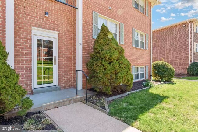 Building Photo - 221 Crocker Dr