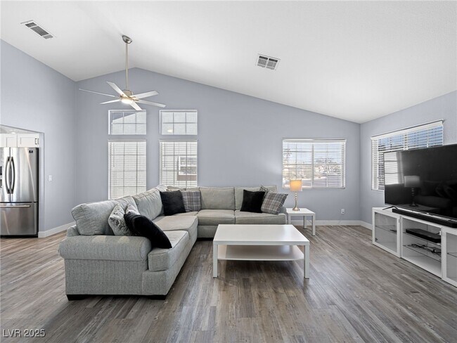 Building Photo - 4749 Califa Dr
