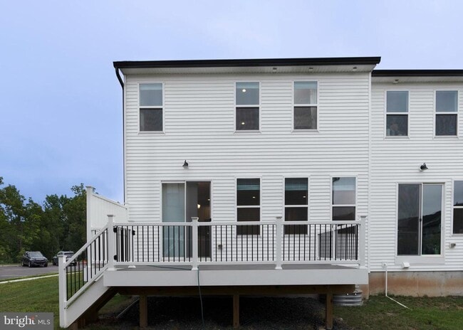 Building Photo - 240 Lilac St