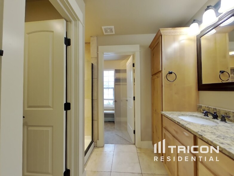 Building Photo - 4215 Woodlake Ln