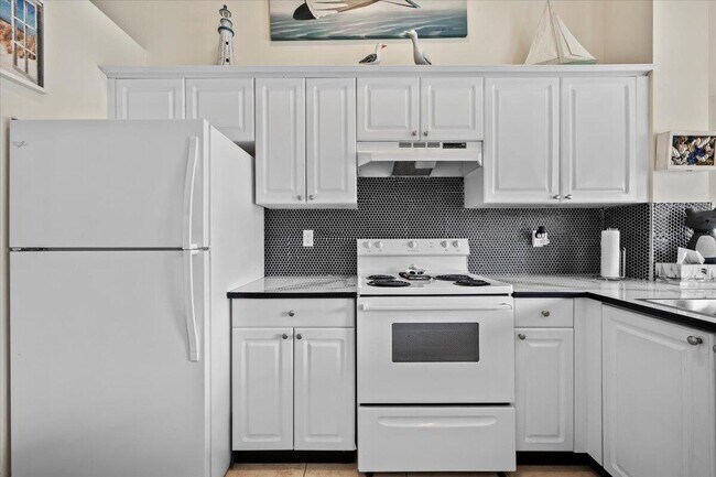 Building Photo - 4887 Via Palm Lakes Via