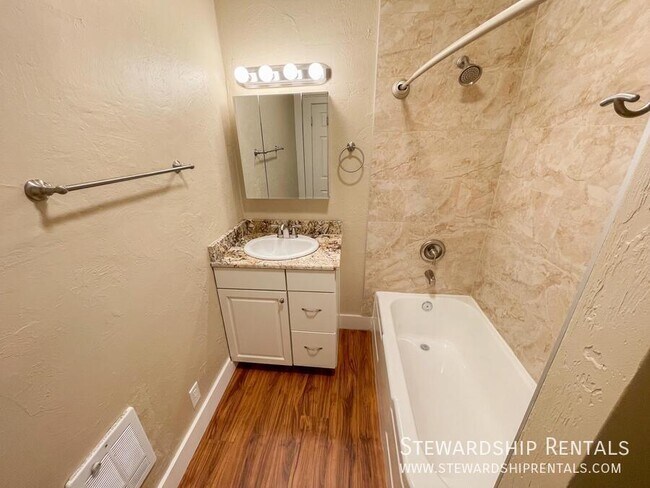 Building Photo - 2334 Augusta St