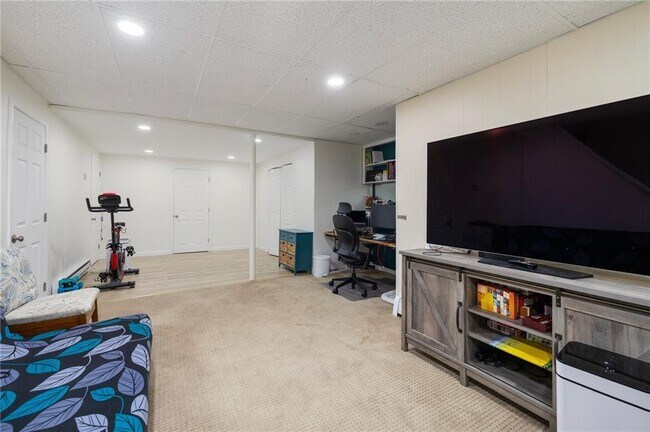 Building Photo - 61 School St