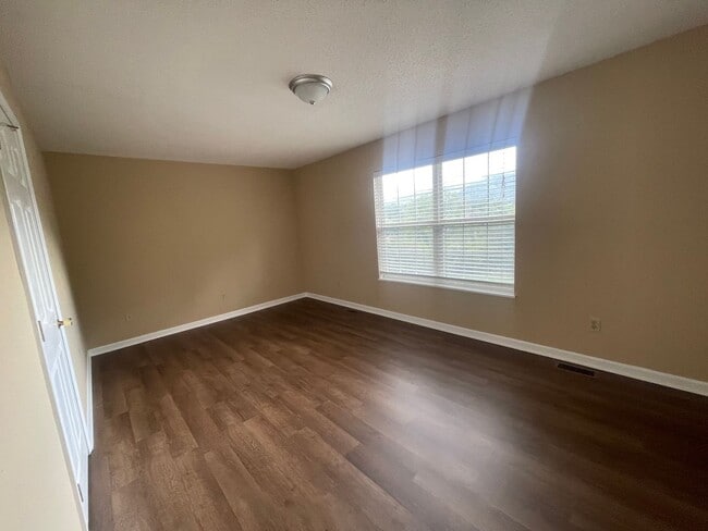 Building Photo - 1700 Lone Oak Rd