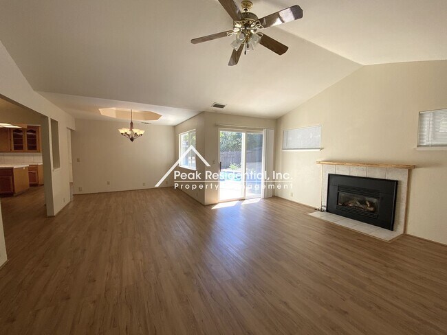 Building Photo - Spacious 3bd/2ba Auburn Home With Bonus Ro...