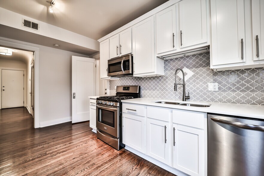 Building Photo - 734 W Waveland Ave