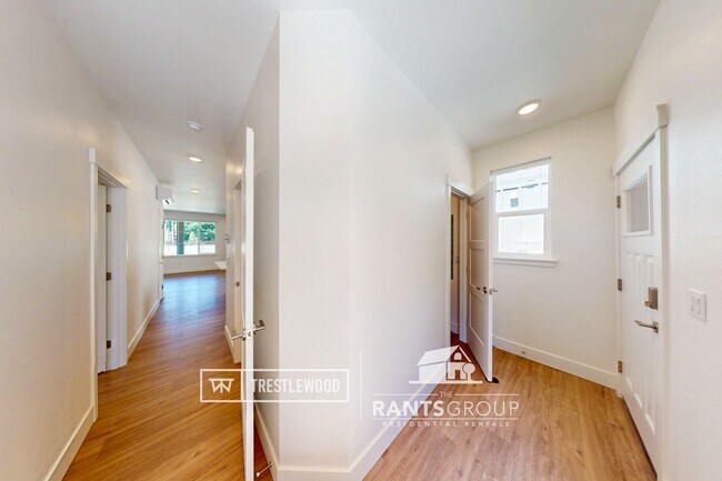 Building Photo - Brand New! Modern Home in Trestlewood – Wh...